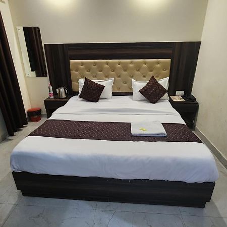 Hotel Ivy Plaza Luxury New Delhi Exteriör bild