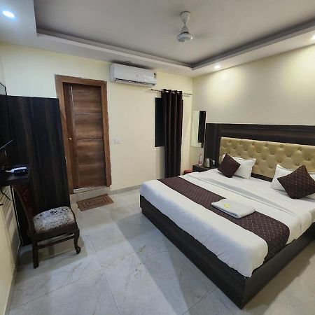 Hotel Ivy Plaza Luxury New Delhi Exteriör bild
