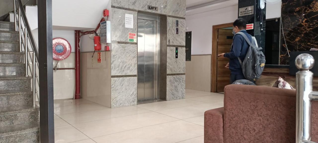 Hotel Ivy Plaza Luxury New Delhi Exteriör bild