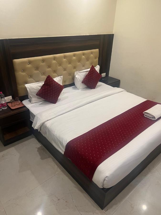 Hotel Ivy Plaza Luxury New Delhi Exteriör bild