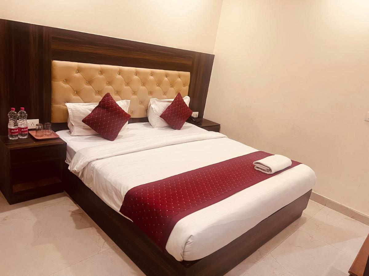 Hotel Ivy Plaza Luxury New Delhi Exteriör bild