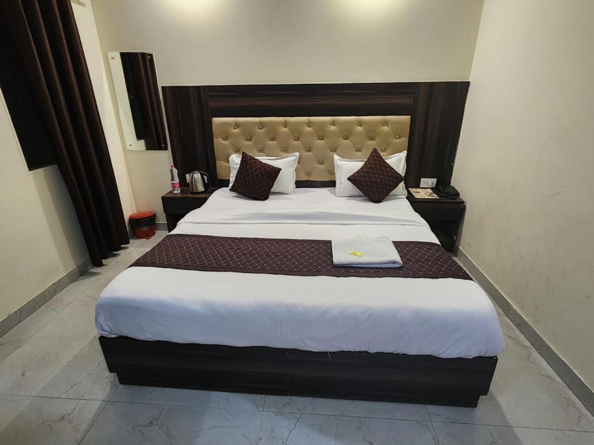 Hotel Ivy Plaza Luxury New Delhi Exteriör bild