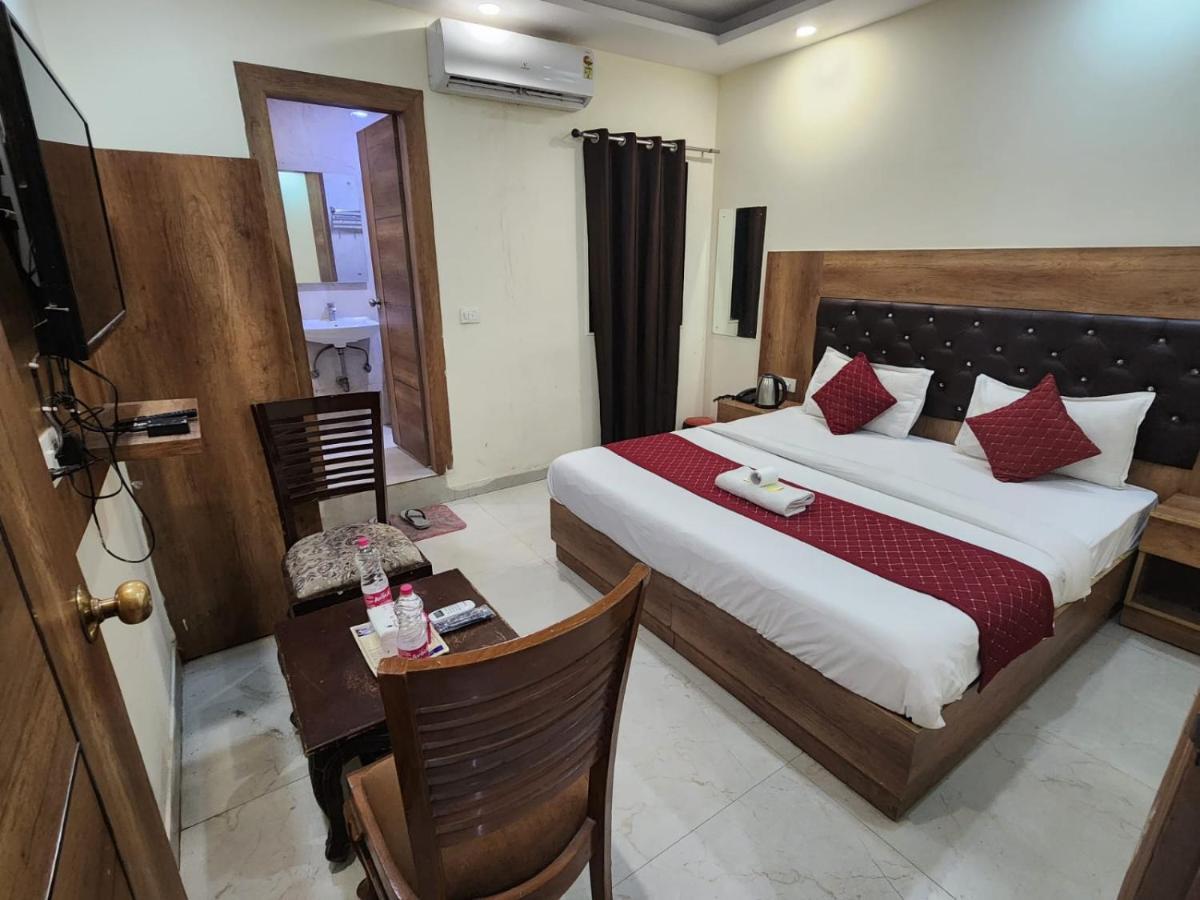 Hotel Ivy Plaza Luxury New Delhi Exteriör bild