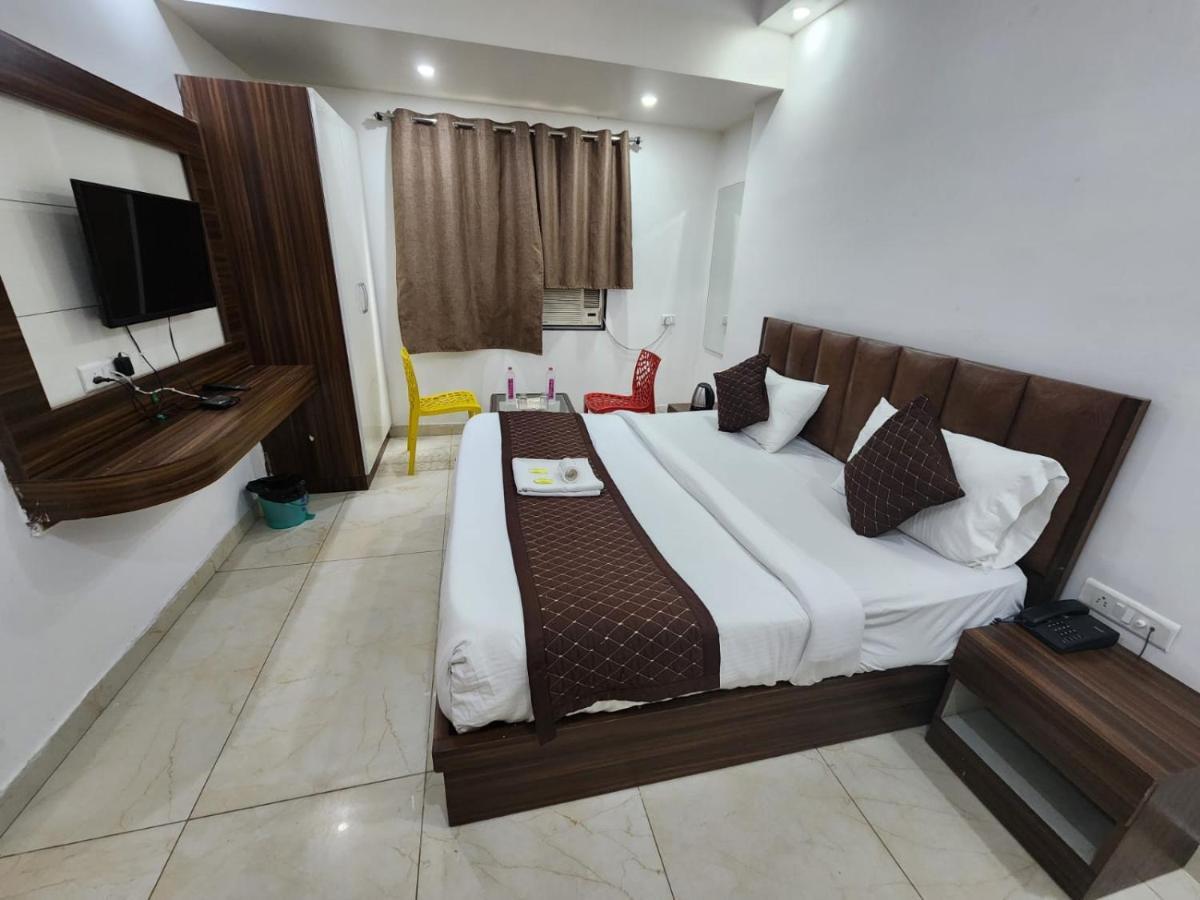 Hotel Ivy Plaza Luxury New Delhi Exteriör bild