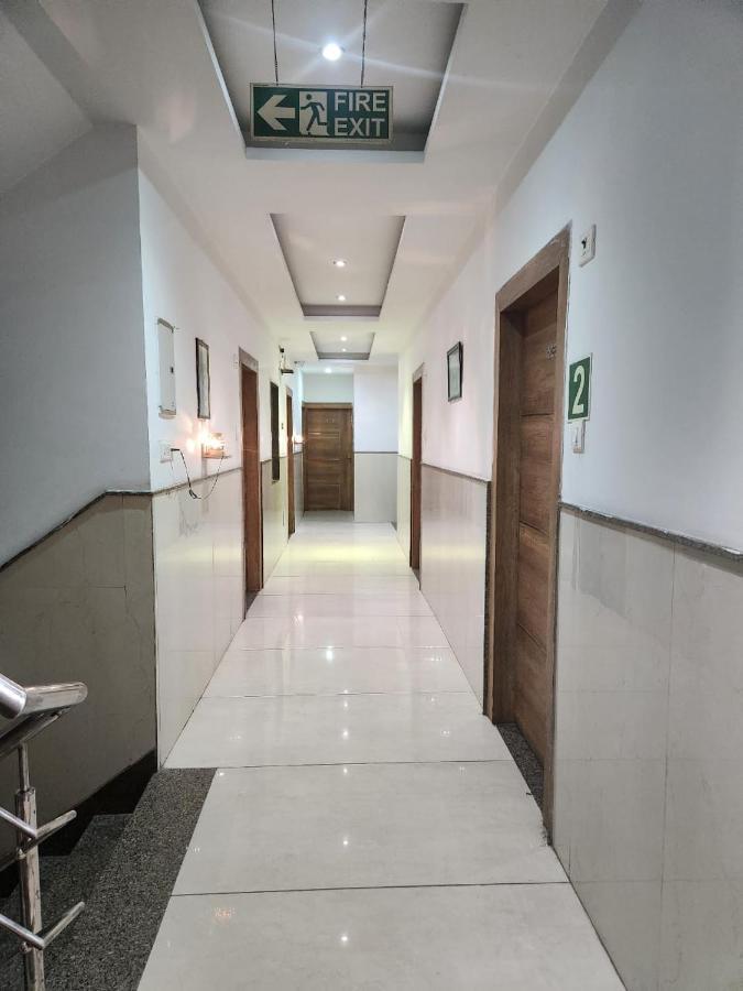 Hotel Ivy Plaza Luxury New Delhi Exteriör bild