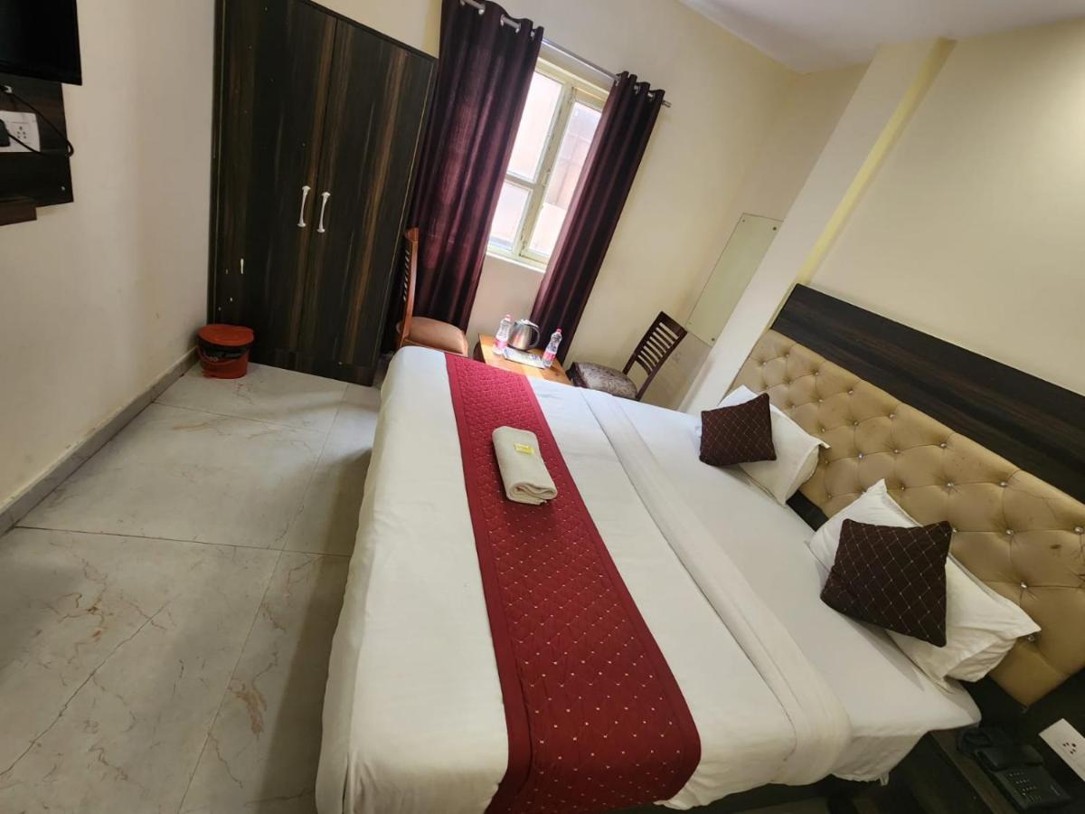 Hotel Ivy Plaza Luxury New Delhi Exteriör bild