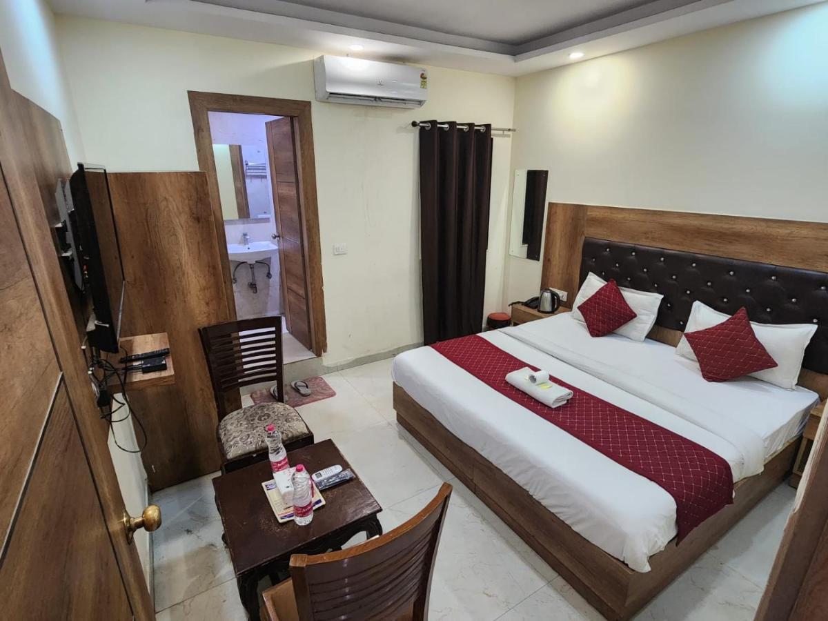 Hotel Ivy Plaza Luxury New Delhi Exteriör bild